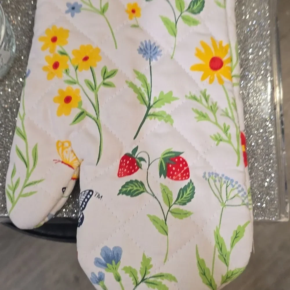 Dolly‎ Parton Floral Strawberries Oven Mitt & Glass Jar Set